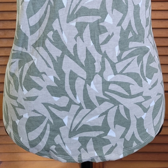 NWT Old Navy UltraLite Rib-Knit Racerback Tank Top Size Large - Picture 3 of 12